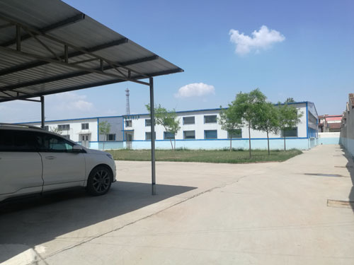 德州健之源地處魯西北平原，毗鄰黃河故道森林公園，生產(chǎn)條件環(huán)境優(yōu)越，擁有現(xiàn)代化的廠房，標準化的生產(chǎn)車間，公司擁有三證：SC食品生產(chǎn)許可證、GMP證、食品出口生產(chǎn)企業(yè)證書，生產(chǎn)過程中采用ISO22000管理體系進行科學管理，并擁有近十年的生產(chǎn)加工經(jīng)驗，產(chǎn)品口感、湯色、功效等各項指標均能達到客戶滿意，生產(chǎn)采用全自動帶線帶牌袋泡茶包裝機生產(chǎn)線，有全套的粉碎和超微粉碎、分篩、烘干、滅菌、制粒、制袋等設(shè)備，科學的生產(chǎn)工藝和嚴格規(guī)范的滅菌殺毒技術(shù)。